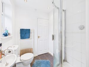 Shower room- click for photo gallery